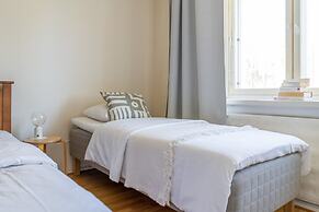 2-Bedroom apartment Steps from the Metro