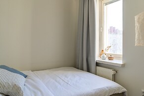 2-Bedroom apartment Steps from the Metro