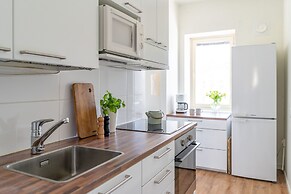 2-Bedroom apartment Steps from the Metro