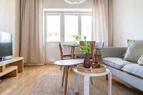 2-Bedroom apartment Steps from the Metro