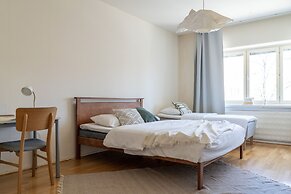 2-Bedroom apartment Steps from the Metro