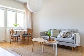 2-Bedroom apartment Steps from the Metro