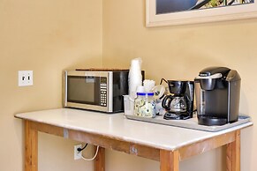 5 Mi to Lake Sumter Landing: Bright Home w/ Patio