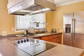 5 Mi to Lake Sumter Landing: Bright Home w/ Patio