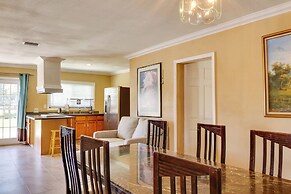 5 Mi to Lake Sumter Landing: Bright Home w/ Patio