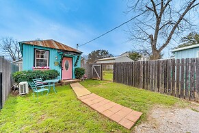 Fifties Diner-style Llano Home w/ Shared Fire Pit