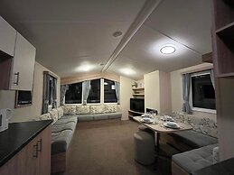 Premium Location - Sleeps 6 - Caravan on The Lakes