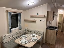 Premium Location - Sleeps 6 - Caravan on The Lakes