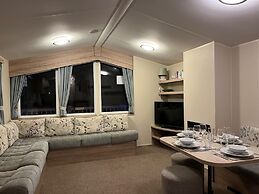 Premium Location - Sleeps 6 - Caravan on The Lakes