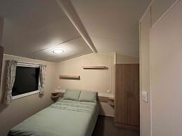 Premium Location - Sleeps 6 - Caravan on The Lakes