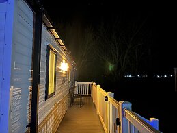 Premium Location - Sleeps 6 - Caravan on The Lakes