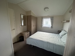 Premium Location - Sleeps 6 - Caravan on The Lakes