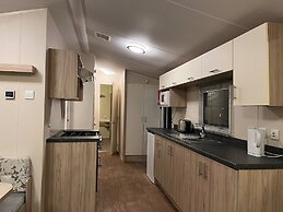 Premium Location - Sleeps 6 - Caravan on The Lakes