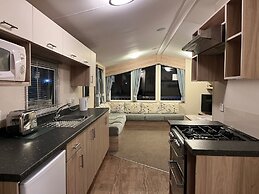 Premium Location - Sleeps 6 - Caravan on The Lakes