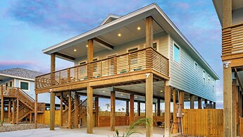 Swinging Easy by Avantstay Private Pool, Firepit, Balcony