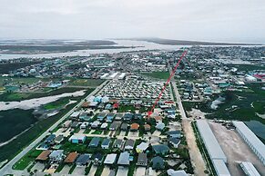 Surfin Dog by Avantstay Coastal Escape w/ Yard!