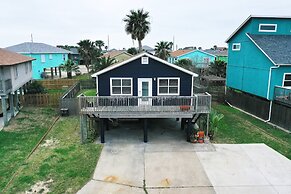Surfin Dog by Avantstay Coastal Escape w/ Yard!