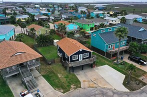 Surfin Dog by Avantstay Coastal Escape w/ Yard!