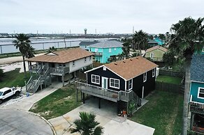 Surfin Dog by Avantstay Coastal Escape w/ Yard!