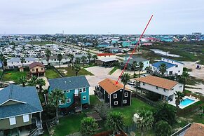 Surfin Dog by Avantstay Coastal Escape w/ Yard!