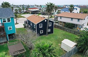 Surfin Dog by Avantstay Coastal Escape w/ Yard!