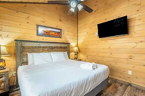 The Wacky Woodpecker by Avantstay Game Room, Private Hot Tub, & Pool A