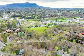 The Wacky Woodpecker by Avantstay Game Room, Private Hot Tub, & Pool A