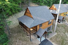 The Wacky Woodpecker by Avantstay Game Room, Private Hot Tub, & Pool A