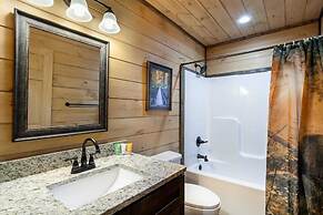 The Wacky Woodpecker by Avantstay Game Room, Private Hot Tub, & Pool A