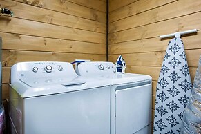 The Wacky Woodpecker by Avantstay Game Room, Private Hot Tub, & Pool A