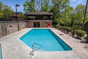 The Wacky Woodpecker by Avantstay Game Room, Private Hot Tub, & Pool A