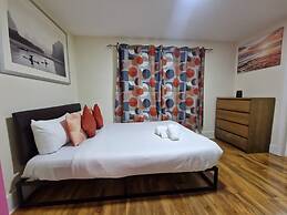 Deluxe 1-bed Apartment in Greenford