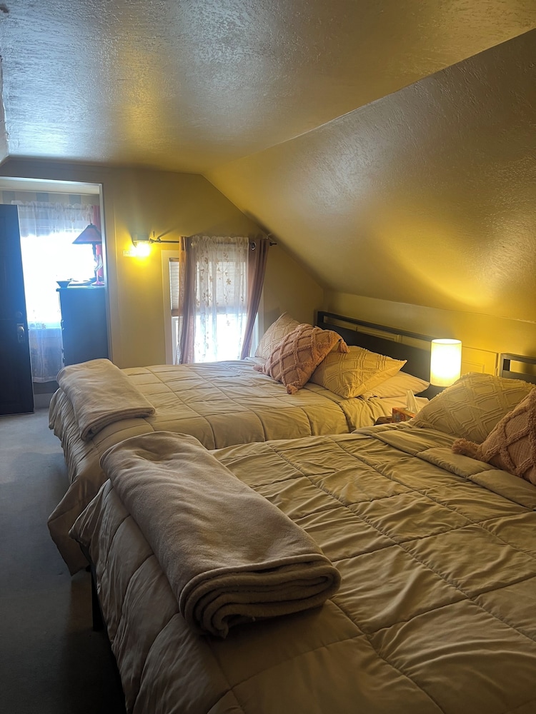 Admiral Peary Inn