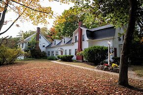 Admiral Peary Inn