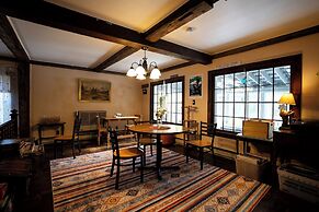 Admiral Peary Inn
