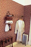 Inn of the Six-Toed Cat