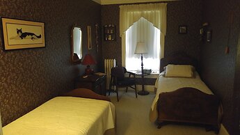 Inn of the Six-Toed Cat