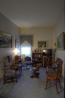 Inn of the Six-Toed Cat