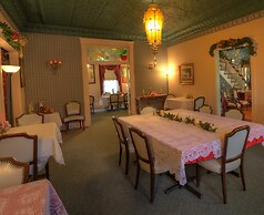 Inn of the Six-Toed Cat