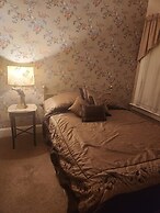 Inn of the Six-Toed Cat