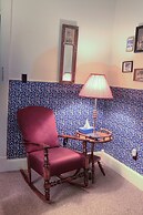 Inn of the Six-Toed Cat