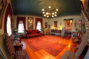 Inn of the Six-Toed Cat