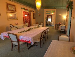 Inn of the Six-Toed Cat