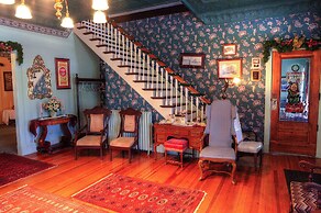 Inn of the Six-Toed Cat