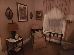 Inn of the Six-Toed Cat