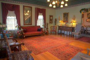 Inn of the Six-Toed Cat