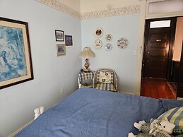 Inn of the Six-Toed Cat