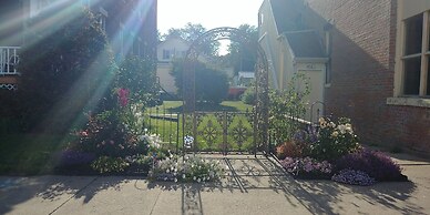 Inn of the Six-Toed Cat