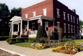 Inn of the Six-Toed Cat