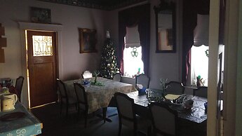 Inn of the Six-Toed Cat